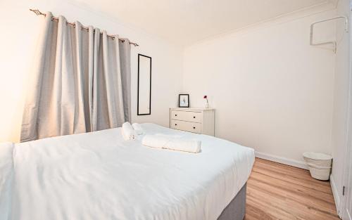 Bright Cosy Cottage with Parking and Outdoor Patio — 4-Star Luxury Hotel in London, United Kingdom