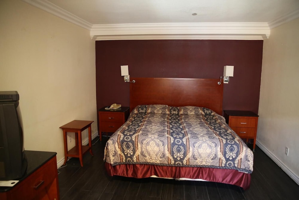 Chateau Inn and Suites - photo 10