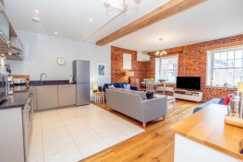Waterfront Quay — 4-Star Luxury Hotel in Gosport, United Kingdom