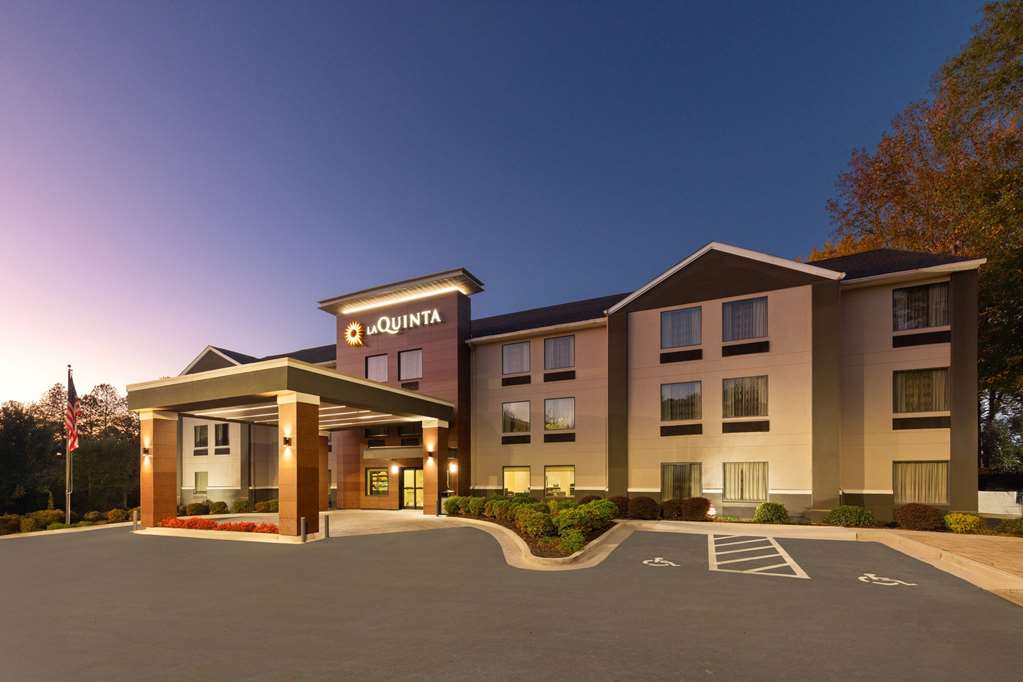 La Quinta Inn & Suites by Wyndham Snellville Stone Mountain - photo 2