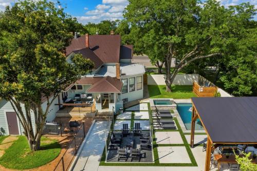 Cloud 9 Pool Hot tub Fire pit Sleeps 18 in Fredericksburg, United States