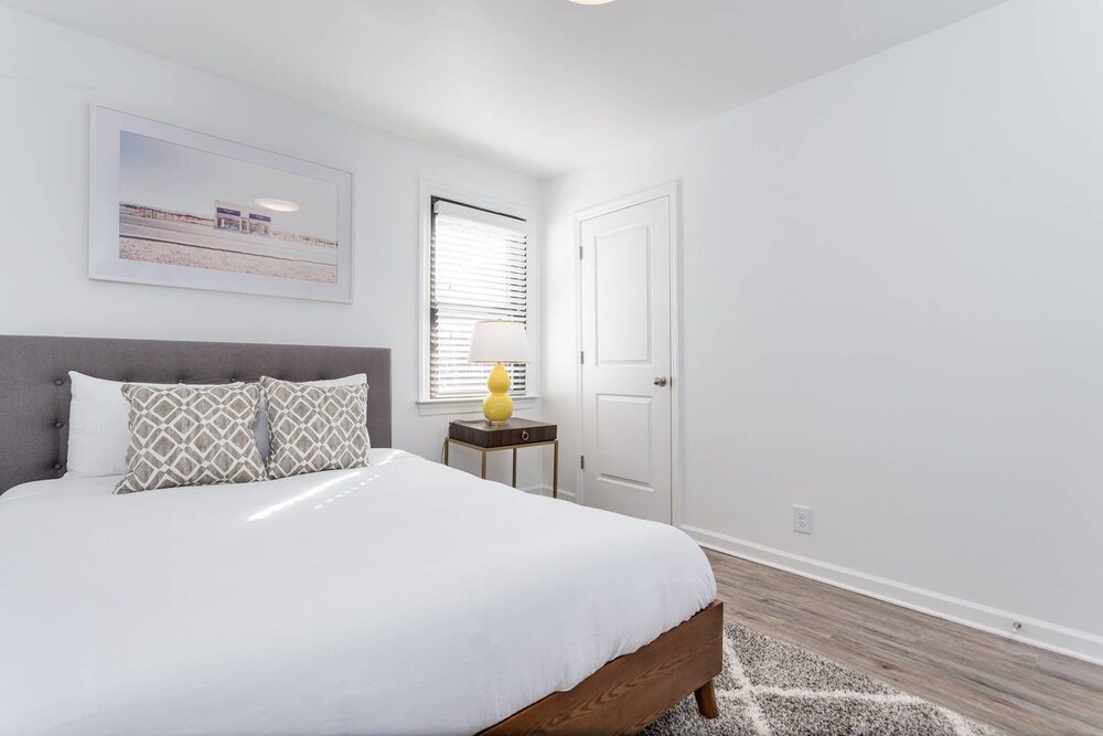 8 BRs Comprised of 4 2BR Suites by Domio - photo 7