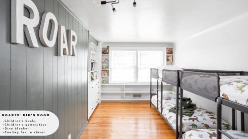 5BR 2BA Fun Family Home Sleeps 12 Pinball TVs 15m DT — 4-Star Luxury Hotel in Indianapolis, United States