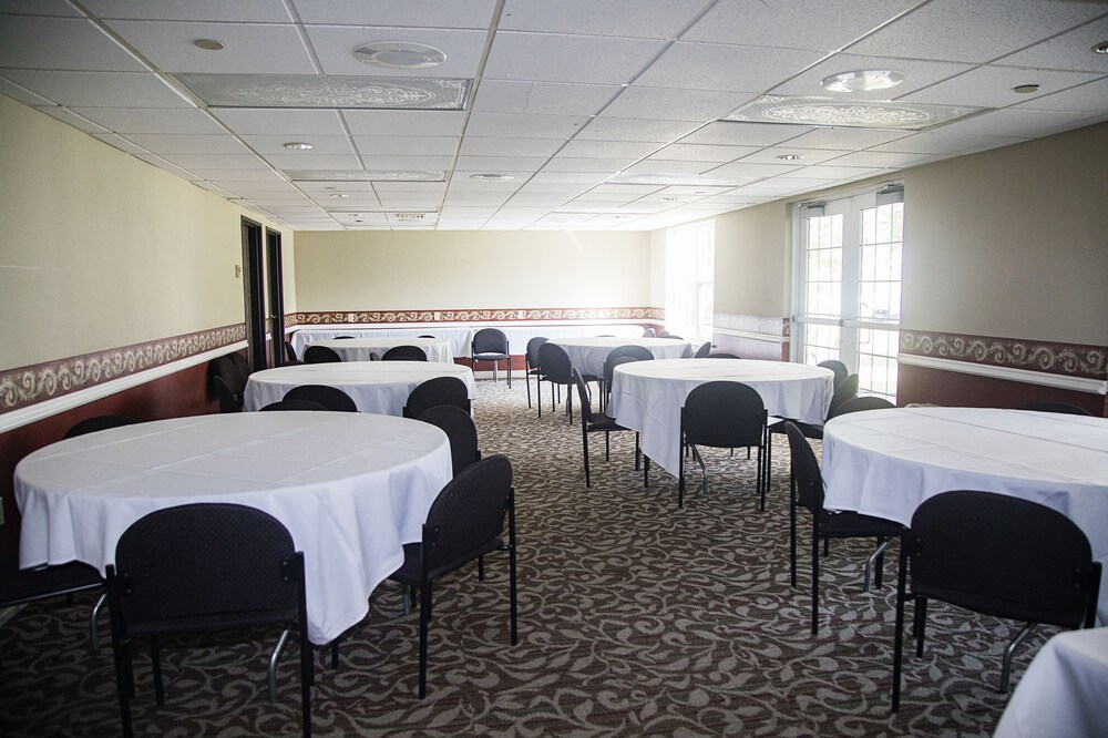 Grand Hinckley Inn - photo 20