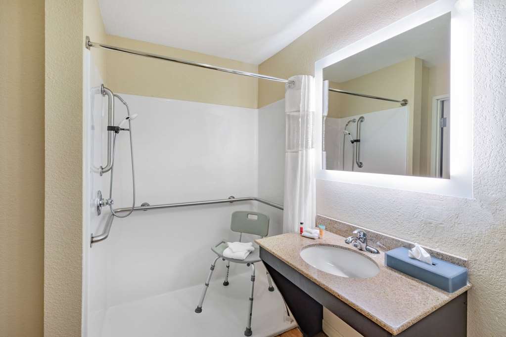 La Quinta Inn & Suites by Wyndham Garland Harbor Point - photo 35
