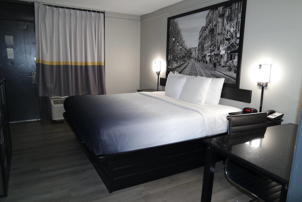 Super 8 by Wyndham Savannah - photo 24