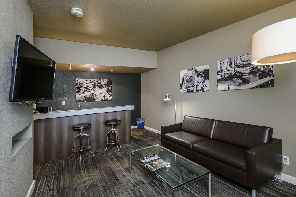 Lions Gate Hotel - photo 26