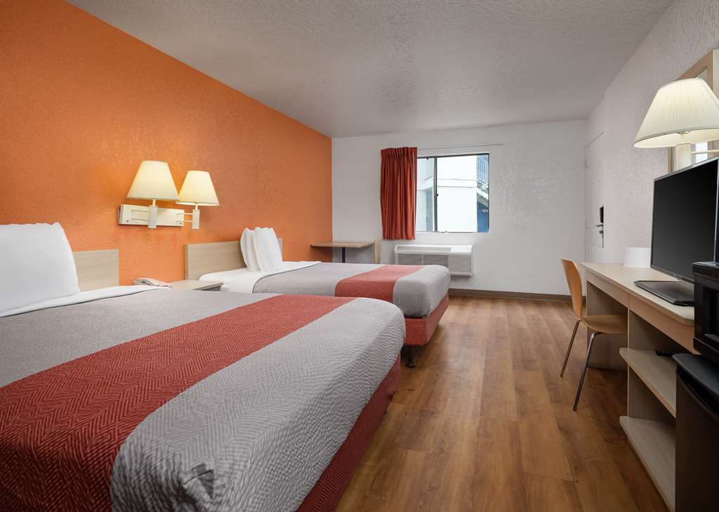 Motel 6 Buena Park CA Knotts Berry Farm Disneyland - photo 10