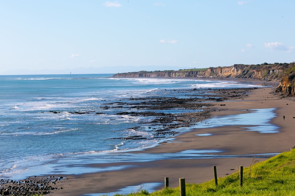 ABC on Wanaka Bay beachfront home w. ocean views — 4-Star Luxury Hotel in New Plymouth, New Zealand