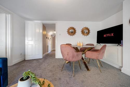 Cotswolds 2 bed flat in 18th Century building town centre with Smart TV Esho Stays — 4-Star Luxury Hotel in Cirencester, United Kingdom