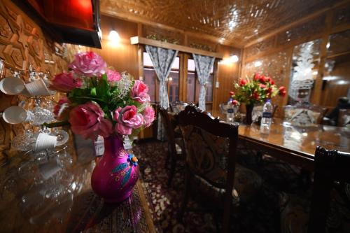Goona palace houseboats — 4-Star Luxury Hotel in Srinagar, India