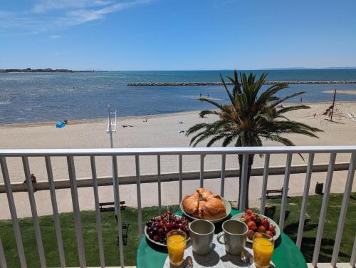 Sol y Days le Royal Grand studio centre ville vue mer avec parking — 4-Star Luxury Hotel in Le Grau-Du-Roi, France