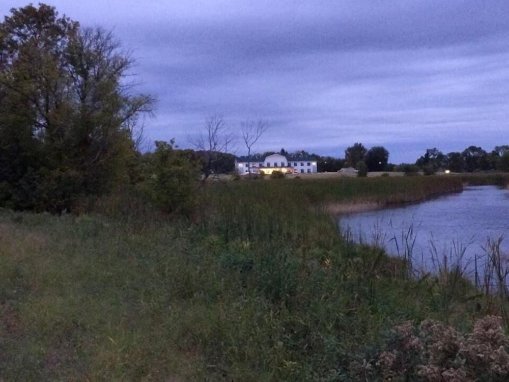 Lakes Inn at Dunvilla - photo 33