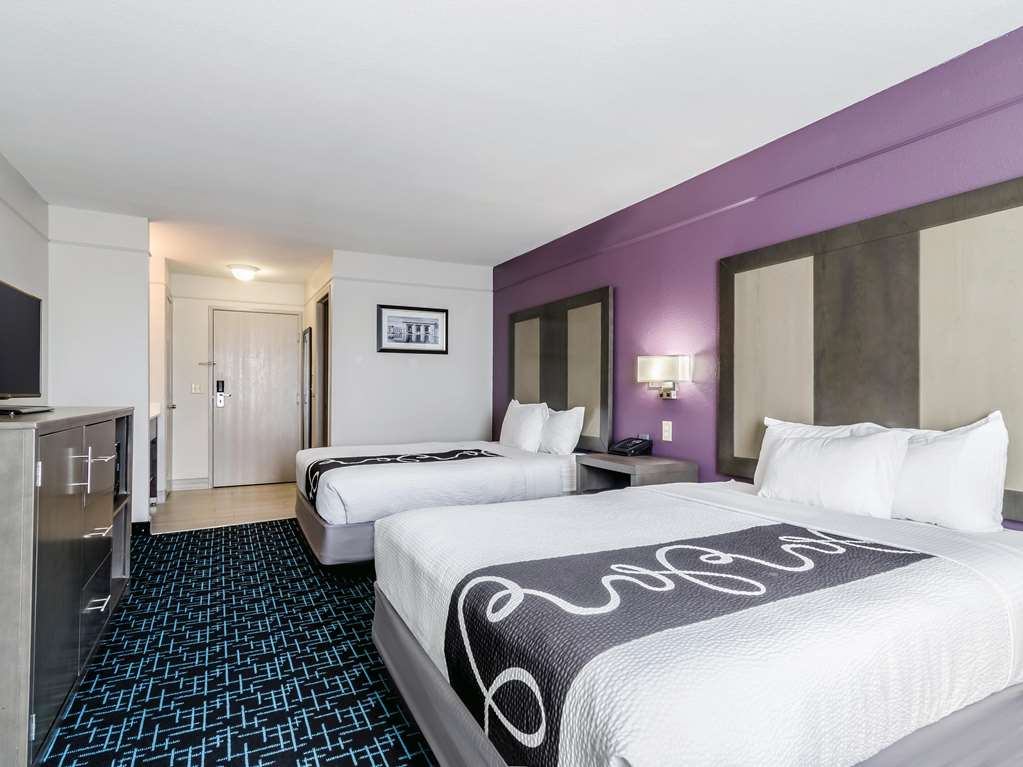 La Quinta Inn & Suites by Wyndham Kansas City Airport - photo 18