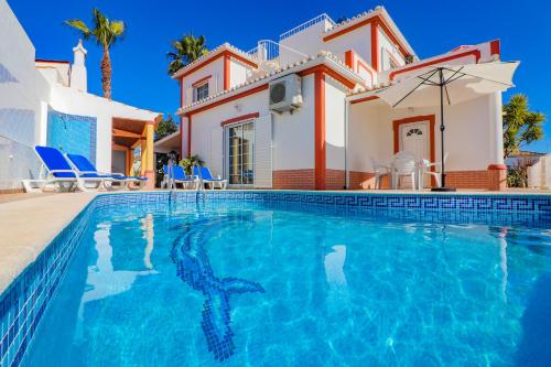 Cantinho do Mocho Villa com piscina centro do Algarve — 4-Star Luxury Hotel in Pera, Portugal