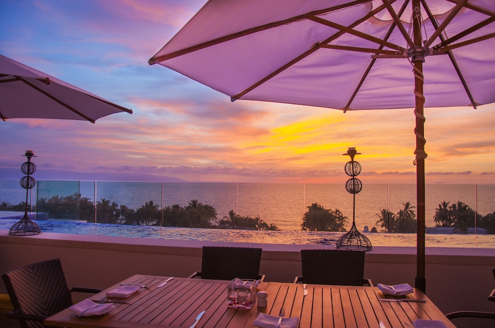 Poolside bar