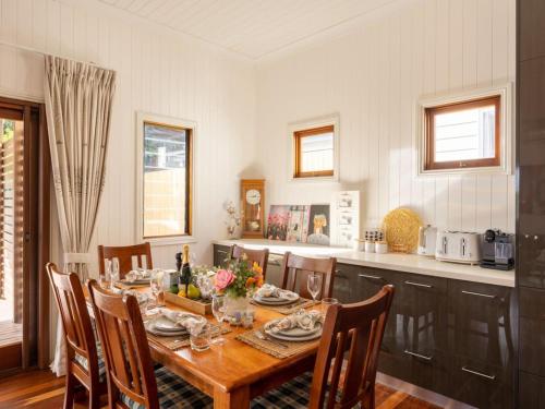 6KM to CBD Convenient 5BR Queenslander Coorparoo in Brisbane, Australia