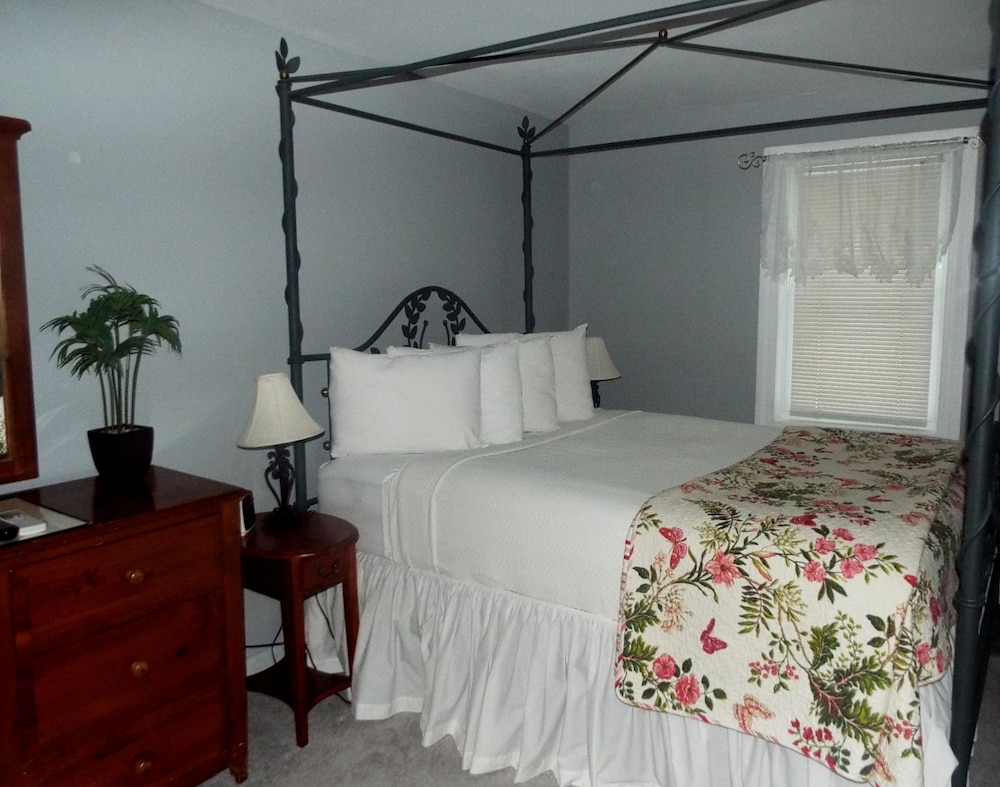 The Vermont Inn - photo 9