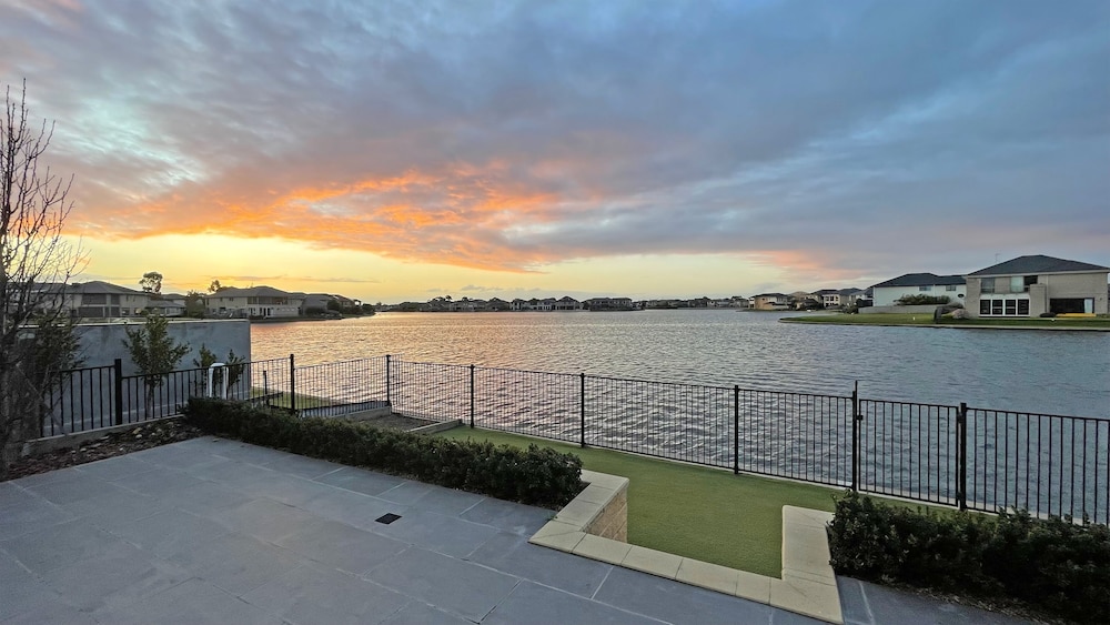 Luxury Waterfront Spacioushouse Lakeview — Point Cook