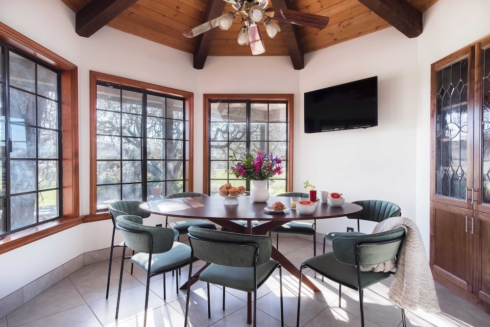 Cathedral by Avantstay Charming Secluded Estate w Sauna Pool Table & Views of the Rolling Hills - photo 15