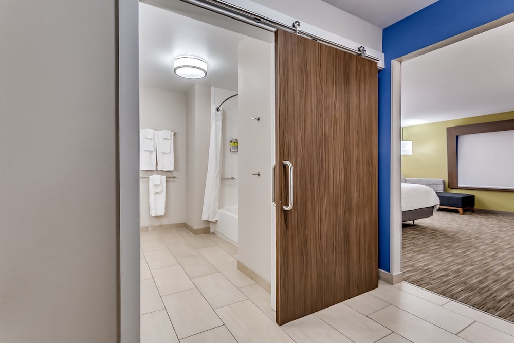 Holiday Inn Express & Suites Hammond by IHG - photo 7