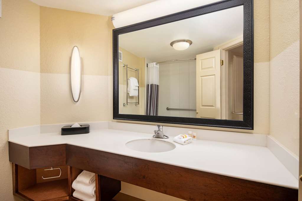 La Quinta Inn & Suites by Wyndham Atlanta Ballpark Galleria - photo 21
