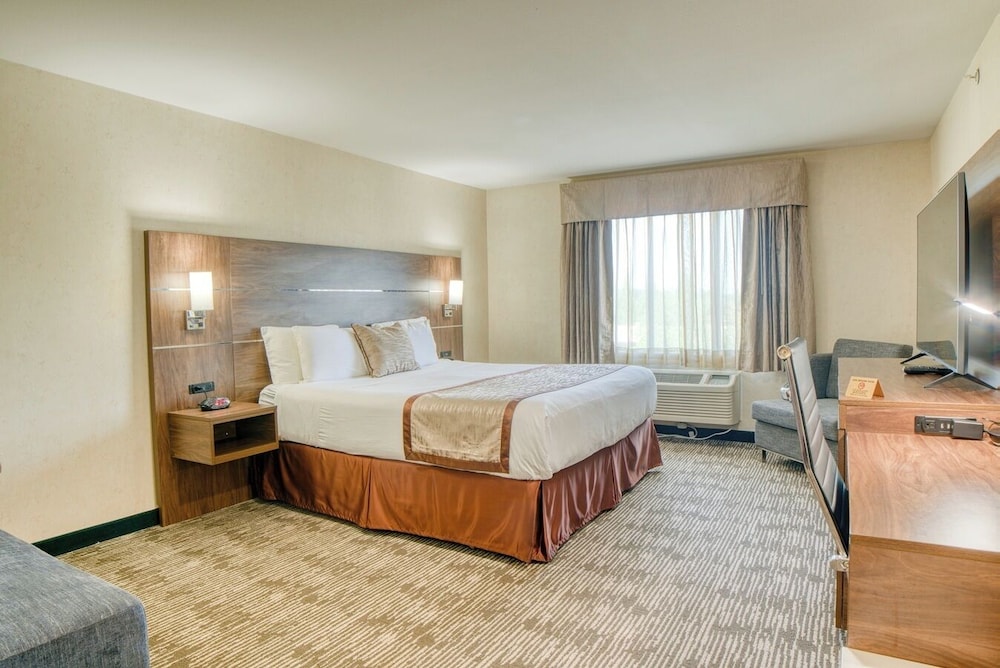 Evergreen Inn and Suites - photo 8