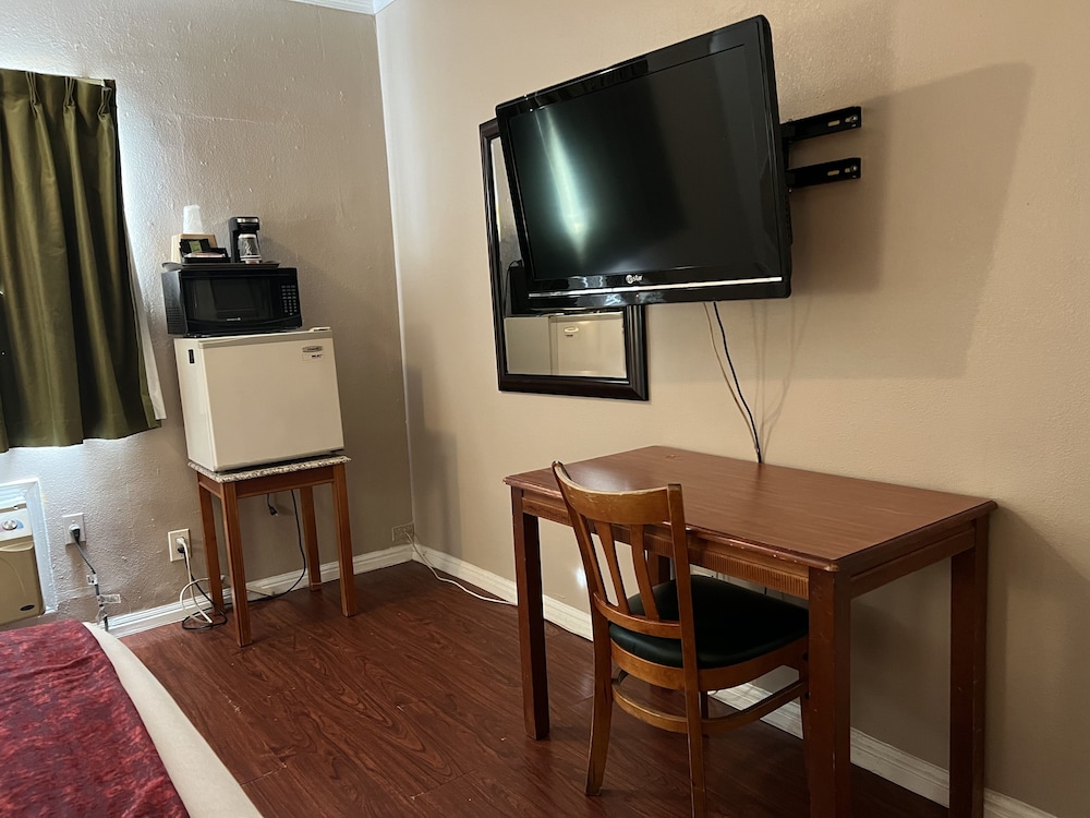 Hometown Inns North Hills - photo 4
