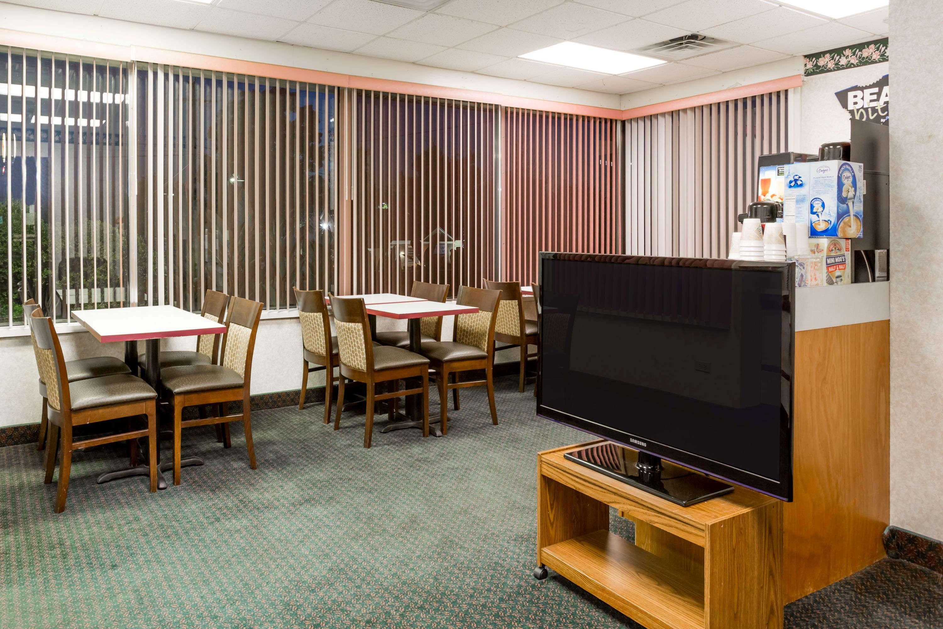 Travelodge by Wyndham Ridgeway Martinsville Area - photo 16