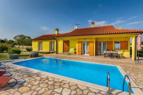 Delightful villa with pool for 6 persons — 4-Star Luxury Hotel in Bale, Croatia