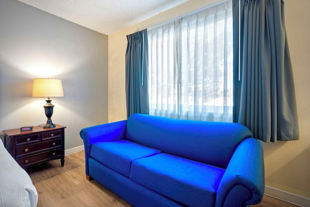 Quality Hotel Americana Nogales - photo 17