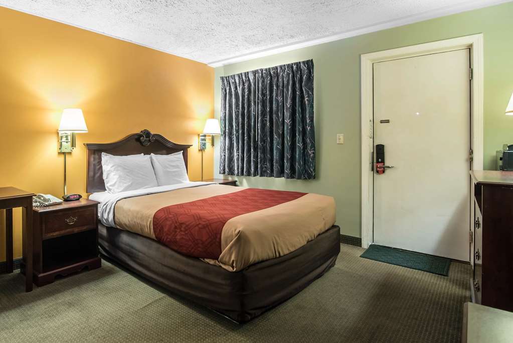 Econo Lodge Brattleboro South - photo 24