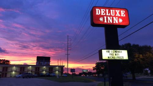 Deluxe Inn — Natchez