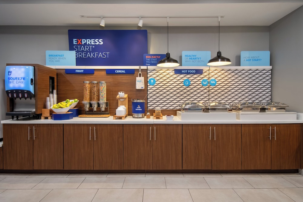 Holiday Inn Express & Suites Muskegon Grand Haven an IHG Hotel - photo 43