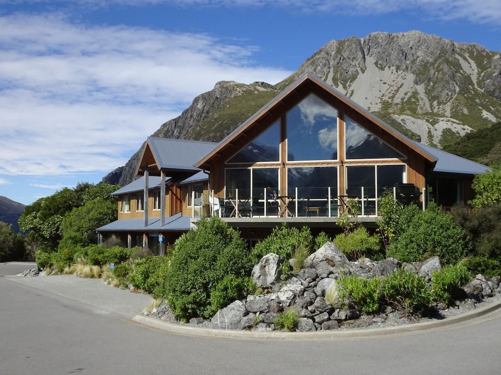 Aoraki Mount Cook Alpine Lodge — 4-Star Luxury Hotel in Christchurch, New Zealand