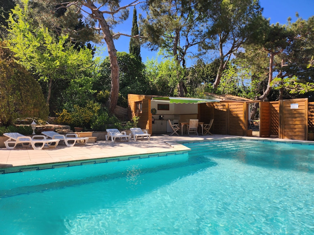Domaine Des Gendalis — hotel in Saint-Saturnin-Les-Avignon