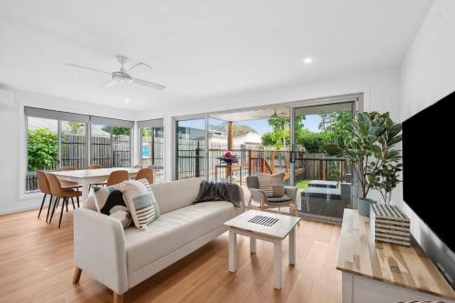 2 8 Pandanus Beautiful townhouse walking distance to beach — Mudjimba — photo 3