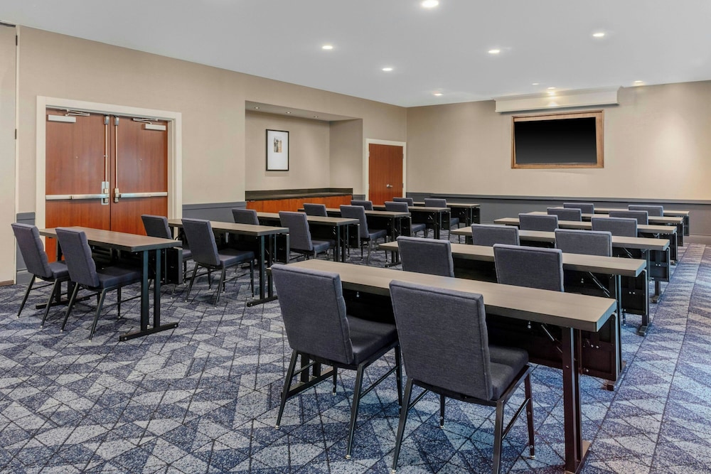 Courtyard by Marriott Pittsburgh Greensburg - photo 35