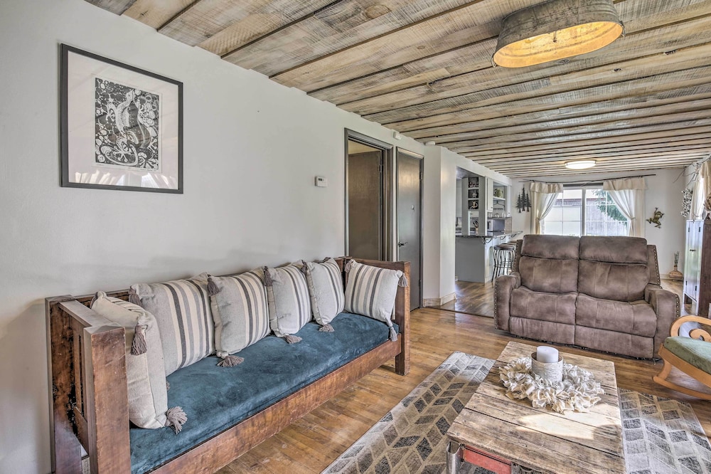 Eclectic Ladysmith Hideaway Hike and Hunt — hotel in Ladysmith