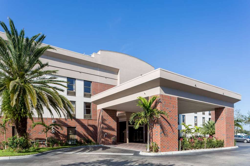 Days Inn & Suites by Wyndham Fort Myers Near JetBlue Park in Fort Myers, United States