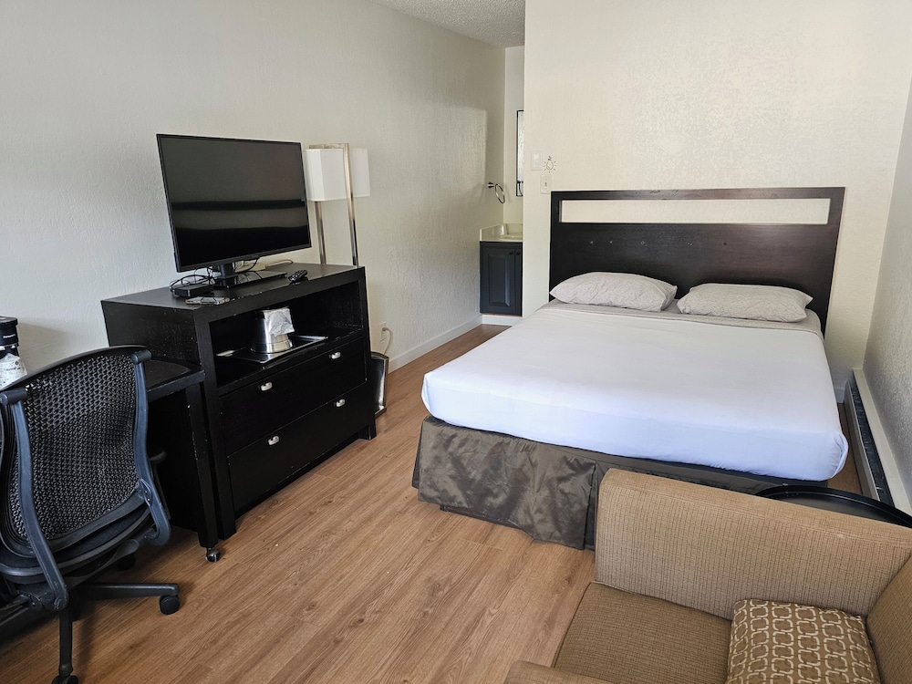 H & H Motor Lodge - photo 12