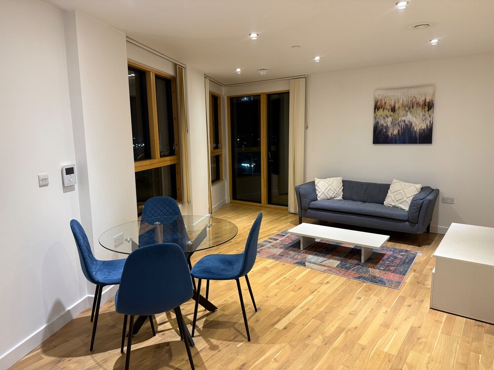 2BR Apartment Sleeps 4 Free Parking Reading — 4-Star Luxury Hotel in Reading, United Kingdom