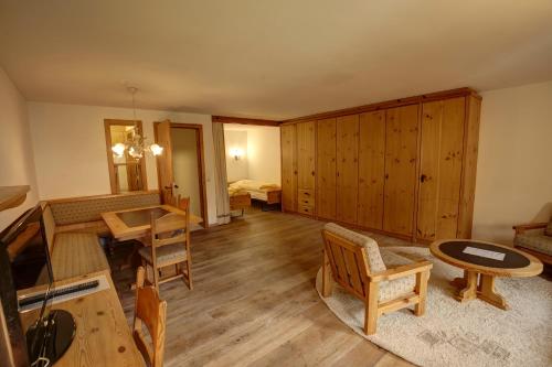 Chesa Munteratsch 1 1 2 Zimmerwohnung 409 Typ C — 4-Star Luxury Hotel in Silvaplana, Switzerland
