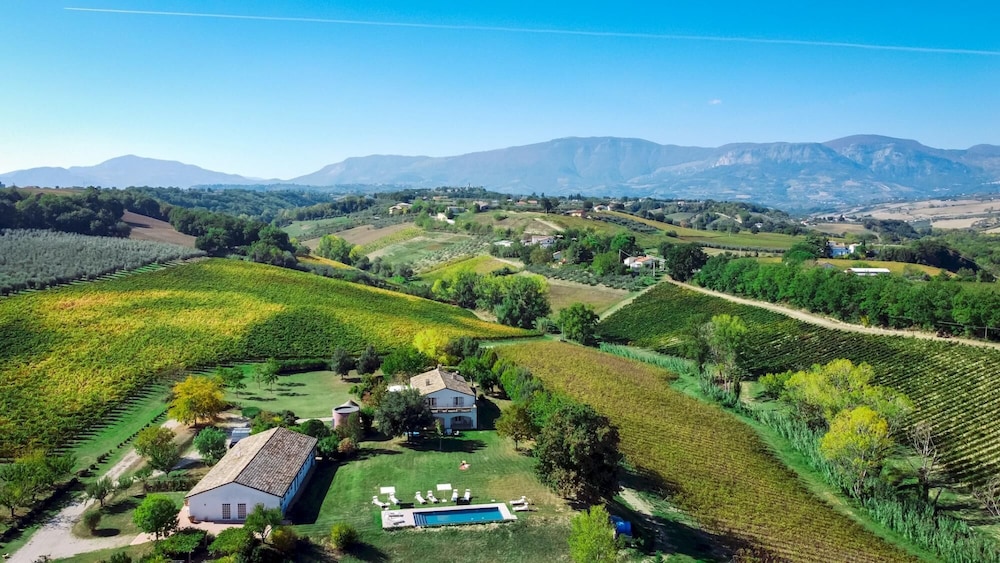La Casa nei Vigneti 10 — 4-Star Luxury Hotel in Catignano, Italy
