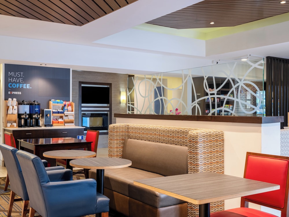 Holiday Inn Express & Suites Chicago Libertyville by IHG - photo 47