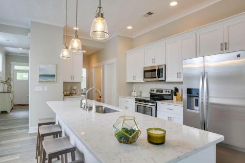 Gorgeous New Modern Farmhouse style Townhouse Just Blocks From the Vir — 4-Star Luxury Hotel in Virginia Beach, United States