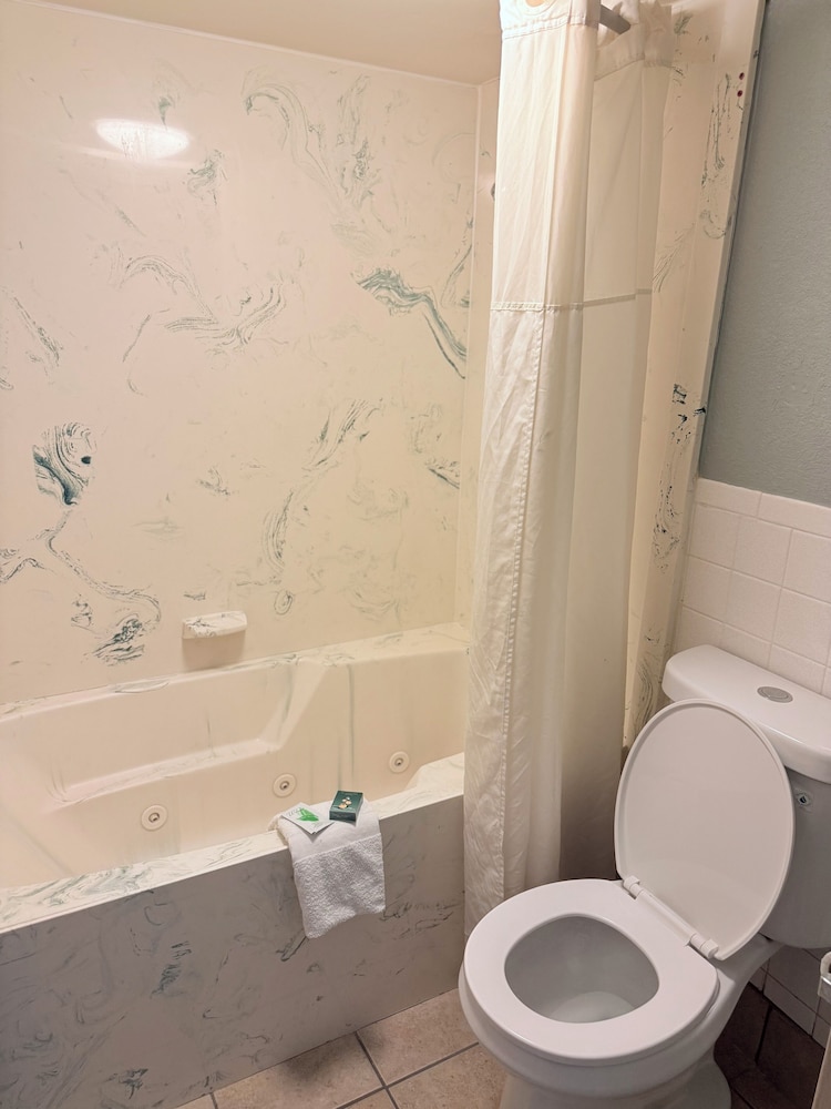 Milan Inn & Suites - photo 27