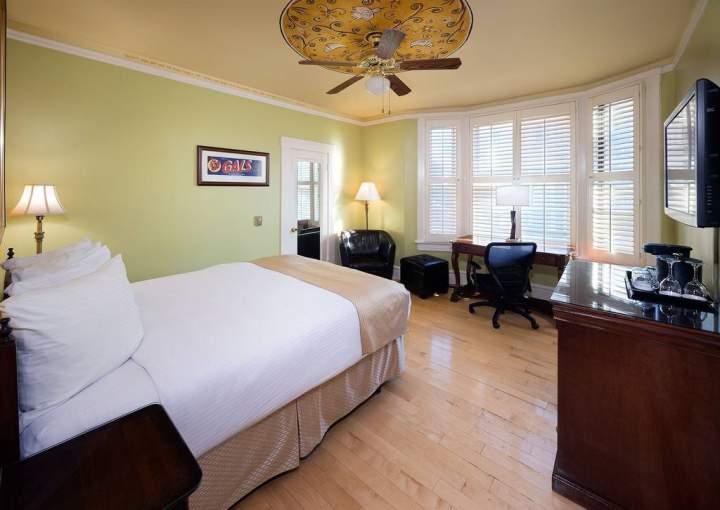California Hotel - photo 6