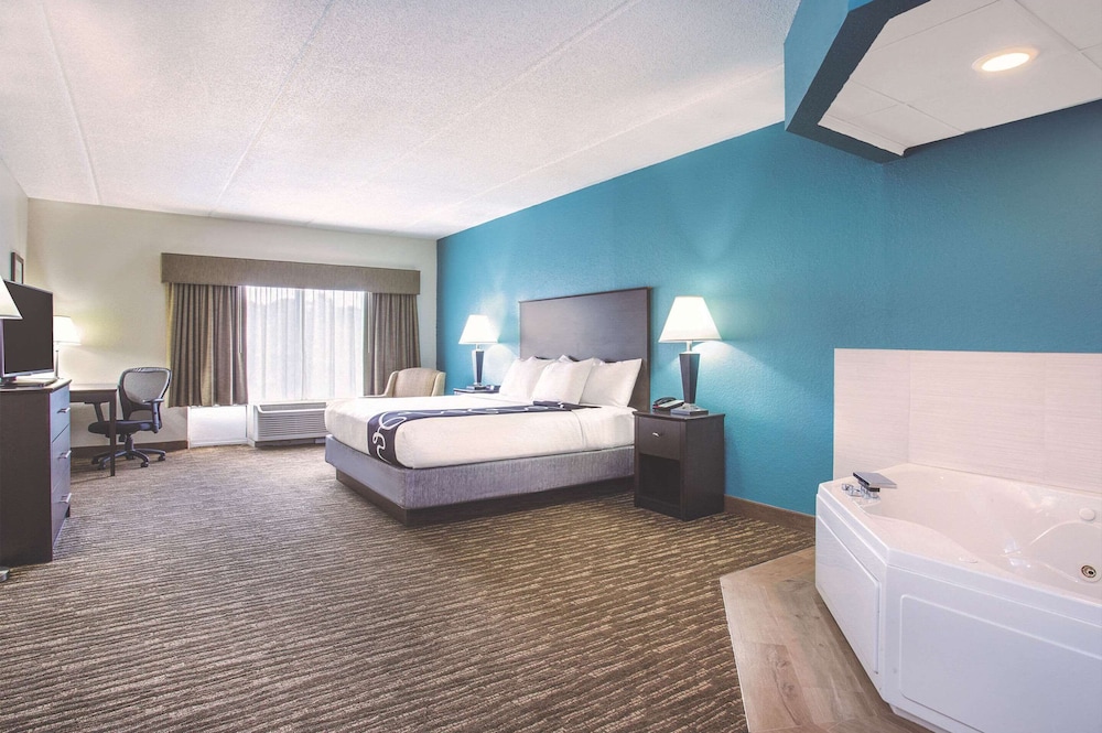 La Quinta Inn & Suites by Wyndham Sarasota I75 - photo 16