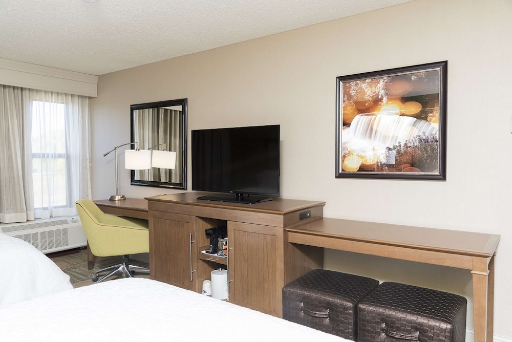Hampton Inn Mt. Pleasant - photo 9